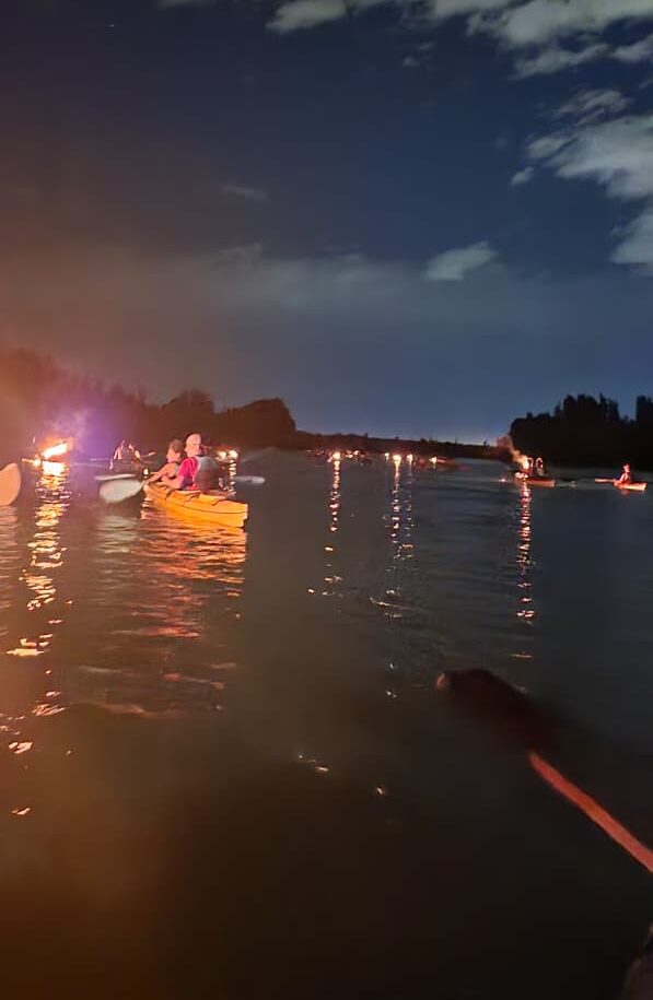 El río Limay se ilumina con la «Bajada de Antorchas»